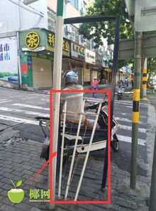 ?？谖魃陈放c萬華路交界處派出所燈光箱損壞引關注，網友呼吁及時維修